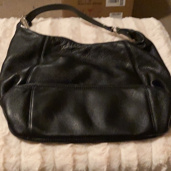 A black Michael Kors shoulder bag - Picture 2 of 2